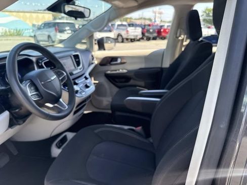 Used 2023 Chrysler Voyager LX FWD image 18
