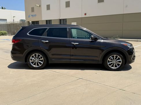 Used 2017 Hyundai Santa Fe SE FWD image 4