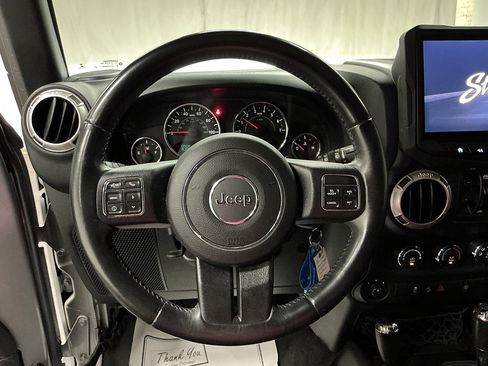 Used 2017 Jeep Wrangler Unlimited Sahara w/ Connectivity Group AWD/4WD image 11