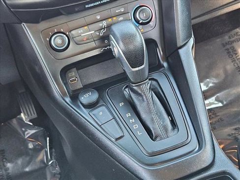Used 2018 Ford Focus SE w/ Cold Weather Package FWD image 13
