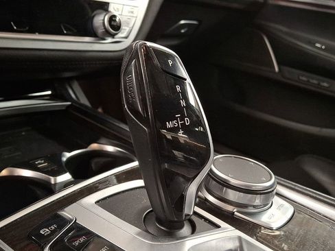 Used 2022 BMW 740i xDrive w/ Premium Package AWD/4WD image 10