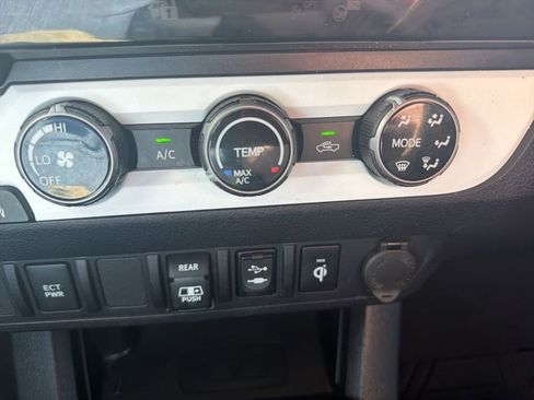 Used 2018 Toyota Tacoma TRD Off-Road AWD/4WD image 19