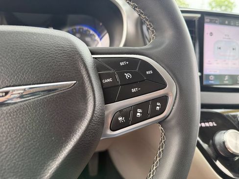 Used 2024 Chrysler Pacifica Touring-L FWD image 15