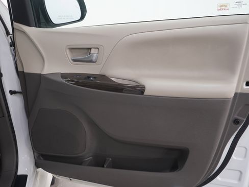 Used 2018 Toyota Sienna XLE w/ XLE Navigation Package FWD image 12