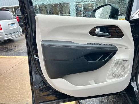 Used 2024 Chrysler Pacifica Limited w/ Uconnect Theater Family Group AWD/4WD image 25