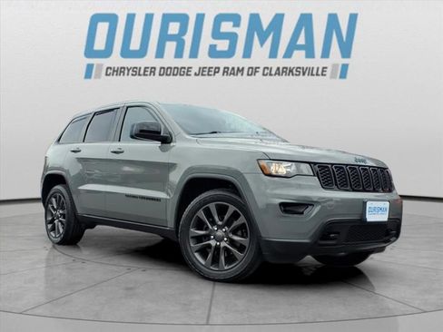 Used 2019 Jeep Grand Cherokee Laredo image 1