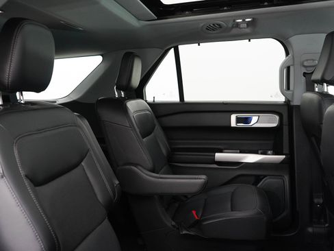 Used 2021 Ford Explorer Limited w/ Equipment Group 301A AWD/4WD image 13