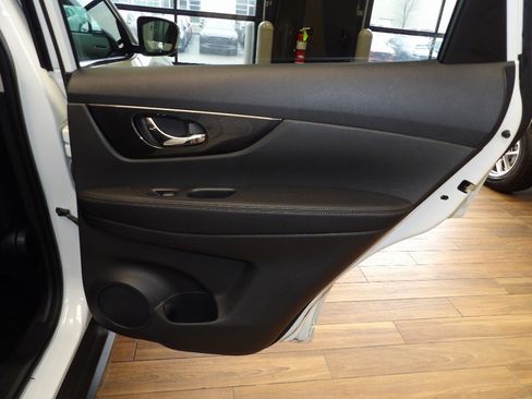 Used 2017 Nissan Rogue SV w/ SV Premium Package image 15