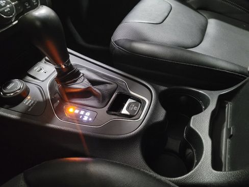 Used 2022 Jeep Cherokee Limited w/ Mopar Interior Package image 26