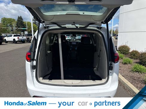 Used 2024 Chrysler Pacifica Select image 18