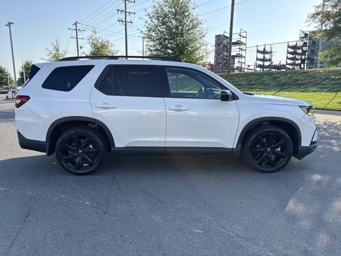 Used 2025 Honda Pilot Black Edition image 10