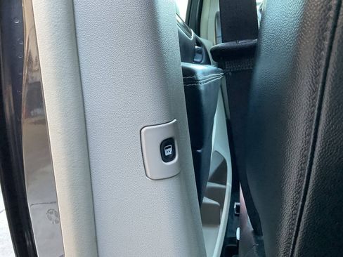 Used 2015 Chrysler Town & Country LX FWD image 31