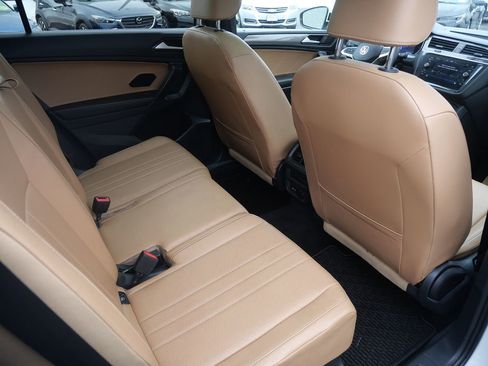 Used 2022 Volkswagen Tiguan SE w/ Panoramic Sunroof Package image 26