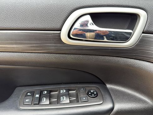 Used 2021 Jeep Grand Cherokee Laredo X image 11