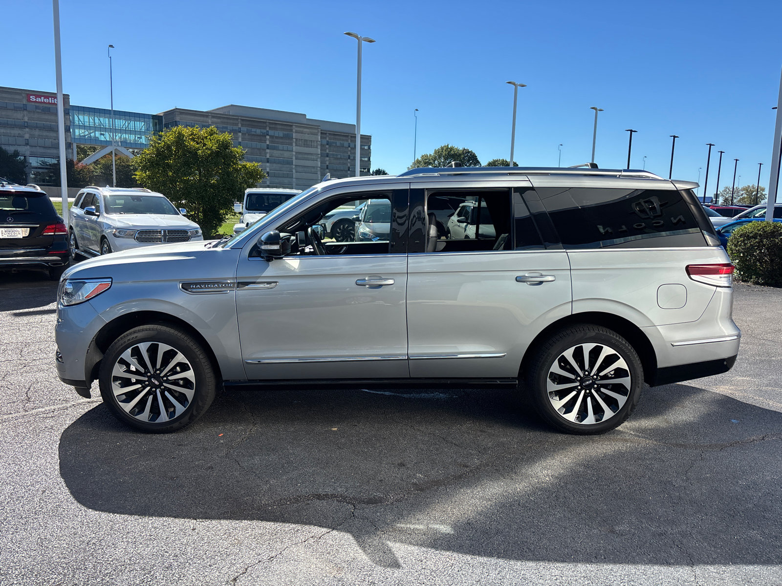 Certified 2024 Lincoln Navigator Reserve AWD/4WD image 4
