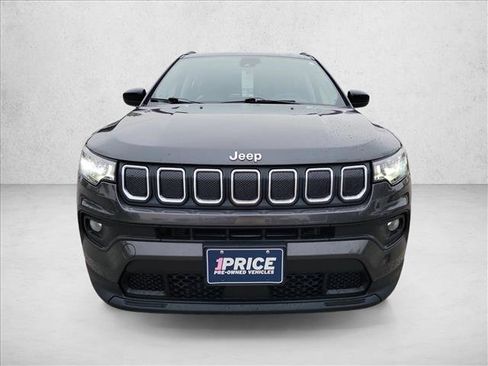 Used 2022 Jeep Compass Latitude image 2