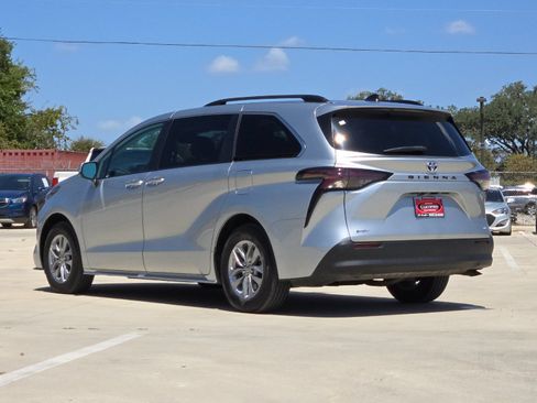 Used 2025 Toyota Sienna XLE FWD image 3