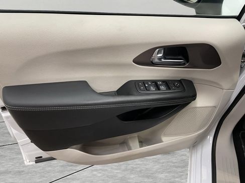 Used 2023 Chrysler Voyager LX FWD image 18