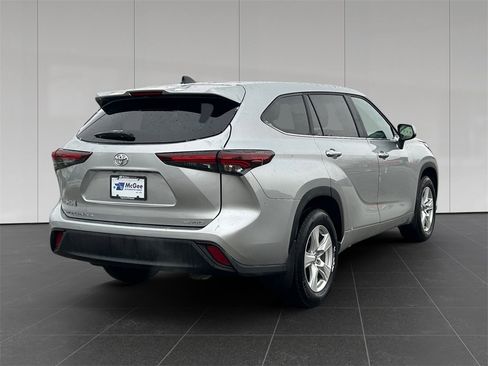 Used 2025 Toyota Highlander LE image 5