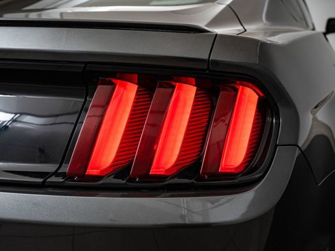 Used 2017 Ford Mustang Coupe RWD image 9