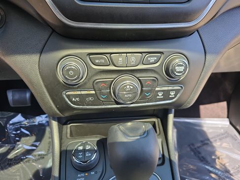 Used 2019 Jeep Cherokee Trailhawk w/ Comfort/Convenience Group image 25