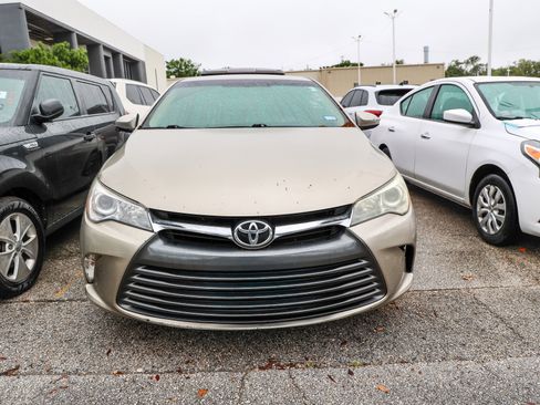 Used 2016 Toyota Camry LE image 4
