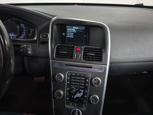 Used 2016 Volvo XC60 T5 Premier w/ Proximity Package FWD image 16