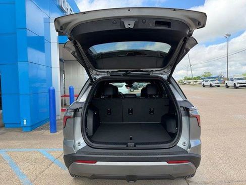 New 2026 Chevrolet Equinox LT w/ Convenience Package II FWD image 8