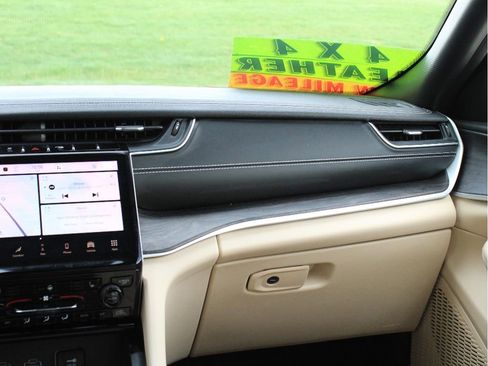 Used 2023 Jeep Grand Cherokee Limited image 26