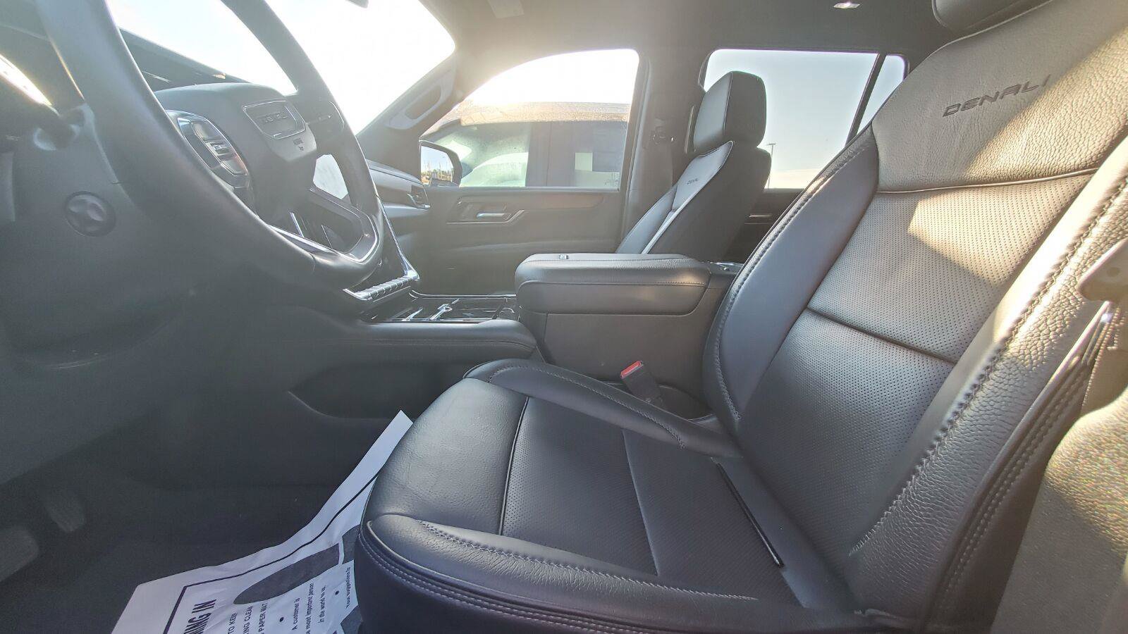 Used 2025 GMC Yukon Denali w/ Sun & Power Step Package AWD/4WD image 3