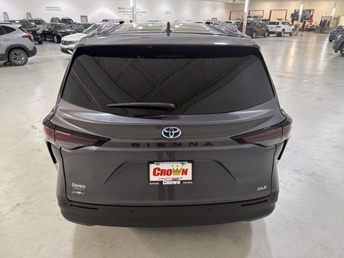 Used 2025 Toyota Sienna XLE w/ XLE Plus Package FWD image 8
