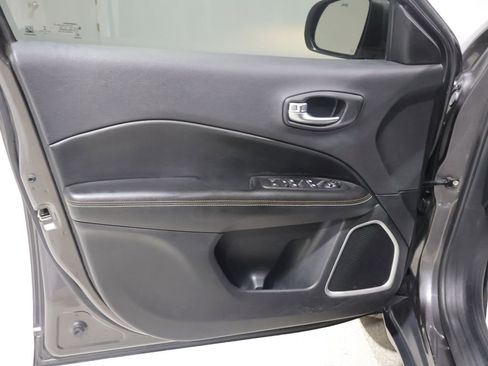 Used 2018 Jeep Compass Latitude w/ Cold Weather Group AWD/4WD image 12