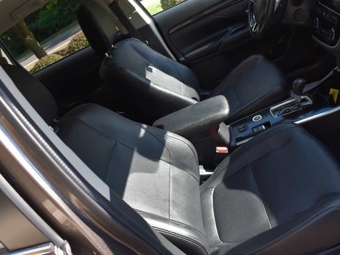 Used 2017 Mitsubishi Outlander SE AWD/4WD image 44