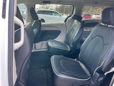 Used 2024 Chrysler Pacifica Limited image 18