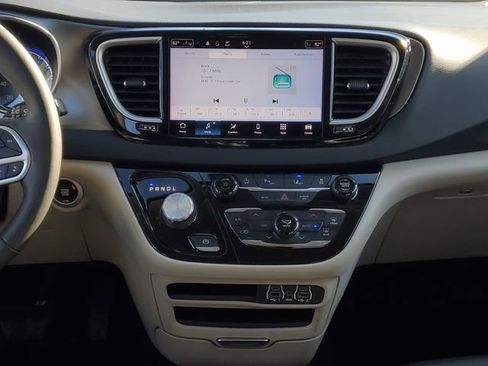 Used 2023 Chrysler Pacifica Touring-L image 34