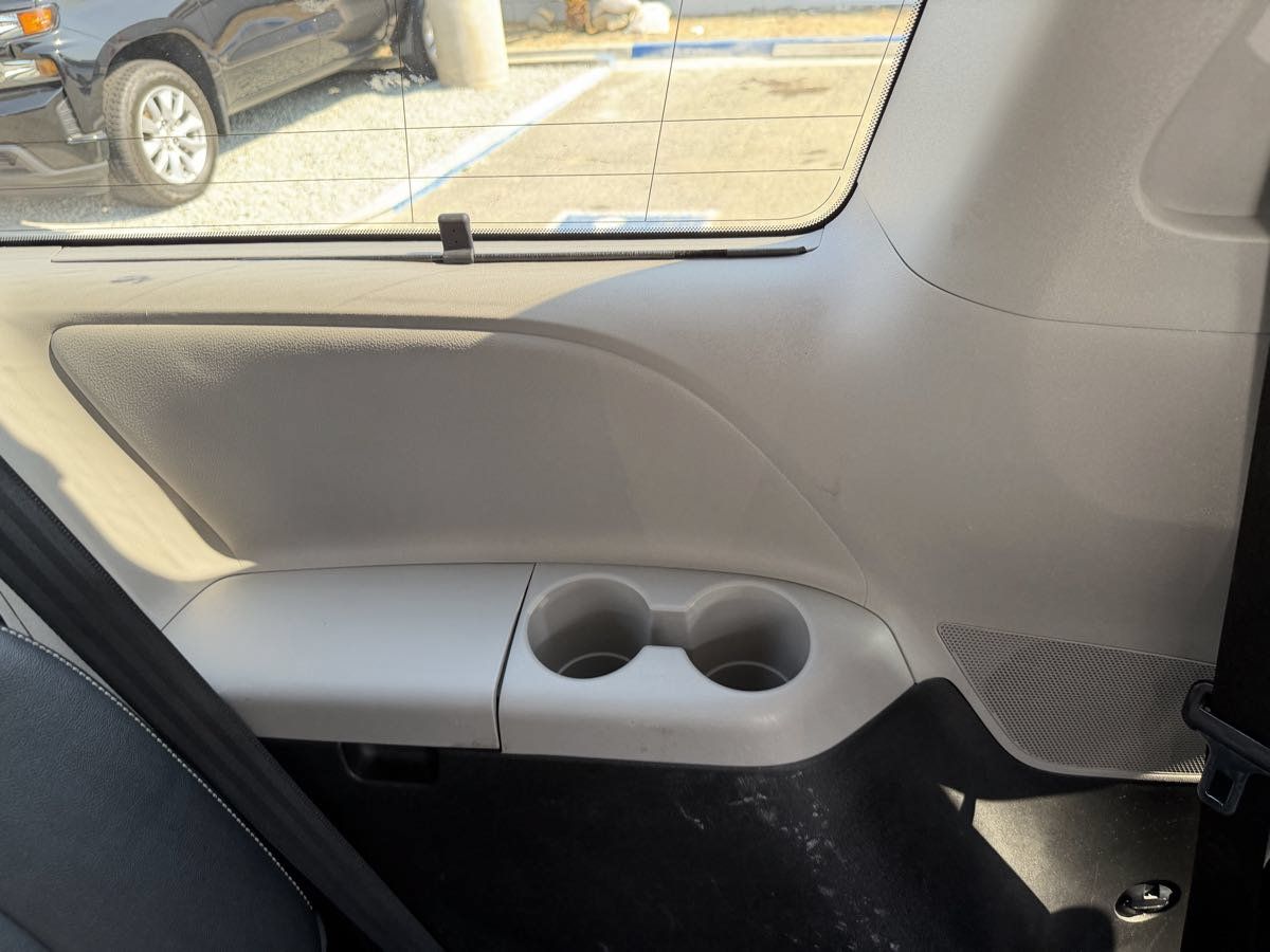 Used 2019 Toyota Sienna SE w/ Carpet Mat Package FWD image 32
