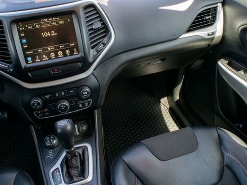 Used 2017 Jeep Cherokee Trailhawk image 25