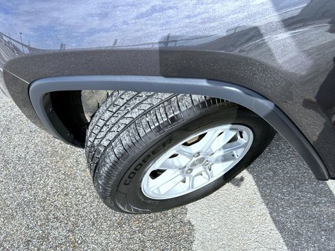 Used 2018 Jeep Grand Cherokee Laredo image 23