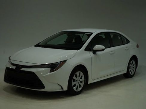 Used 2025 Toyota Corolla LE image 3