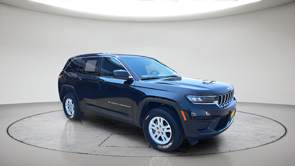 Used 2025 Jeep Grand Cherokee Laredo AWD/4WD image 3