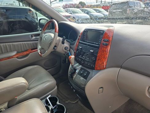 Used 2010 Toyota Sienna XLE image 11