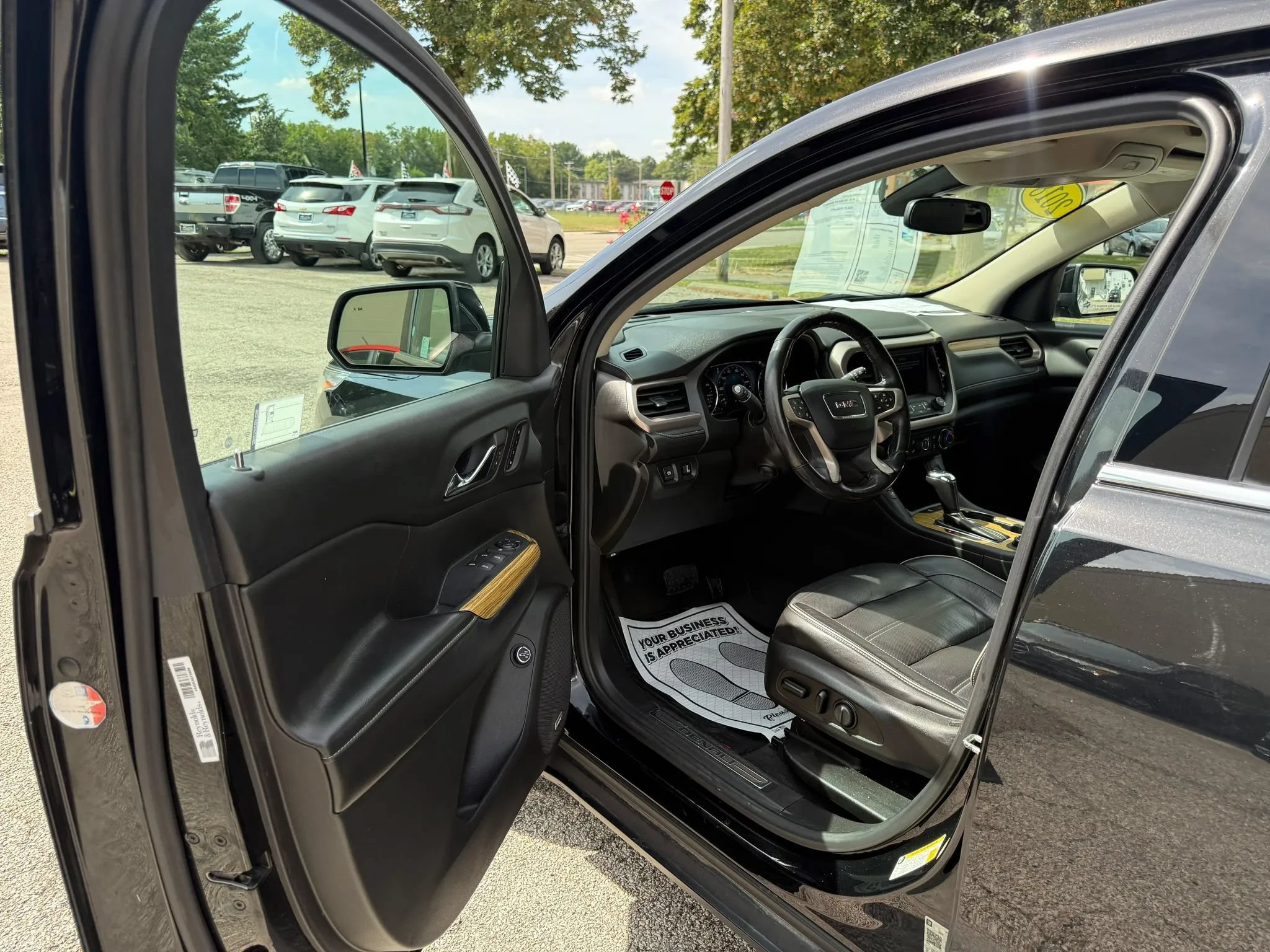 Used 2018 GMC Acadia Denali w/ Technology Package FWD image 9