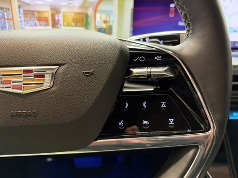 Used 2025 Cadillac Escalade ESV Sport w/ Touring Package image 36