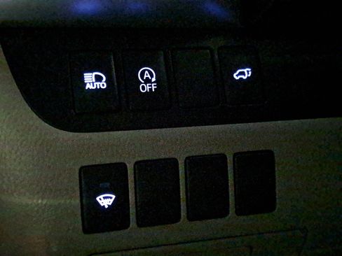 Certified 2018 Toyota Highlander Plus w/ Carpet Mat Package (TMS) image 22