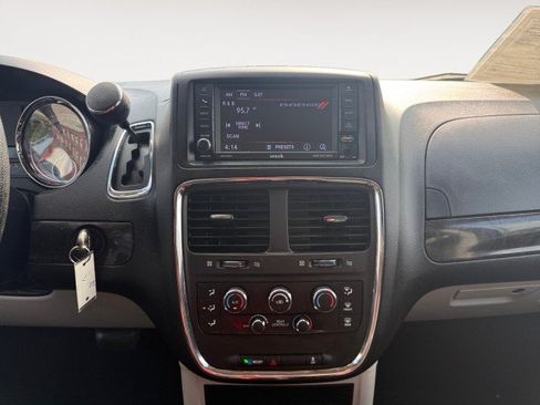 Used 2019 Dodge Grand Caravan SE w/ UConnect Hands-Free Group FWD image 8