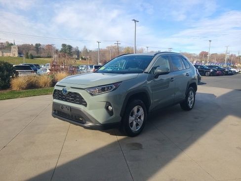 Used 2020 Toyota RAV4 XLE image 3