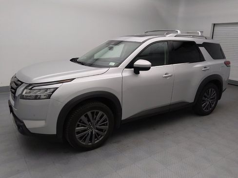 Used 2022 Nissan Pathfinder SL w/ SL Premium Package image 2