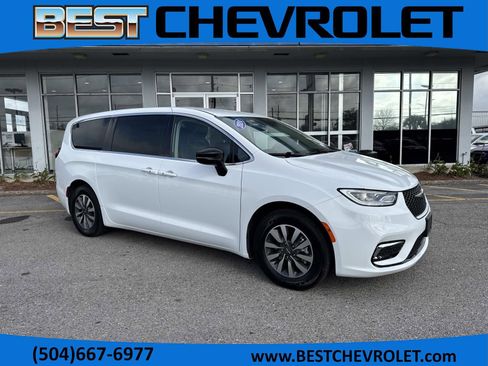 Used 2024 Chrysler Pacifica Limited FWD image 1