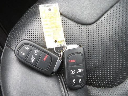 Used 2019 Jeep Cherokee Limited image 27