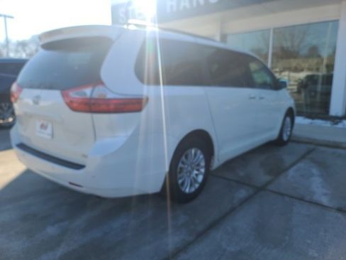 Used 2017 Toyota Sienna XLE w/ XLE Navigation Package image 3